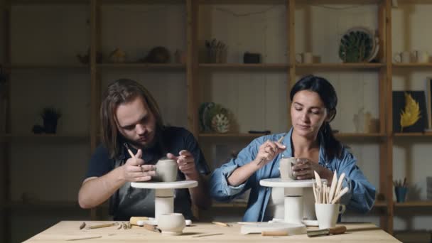 Enseignant montre à son élève féminin comment faire une tasse en céramique — Video