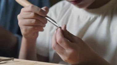 Küçük çocuk kilden bir şeyler yapmak için profesyonel çömlek aleti kullanıyor.