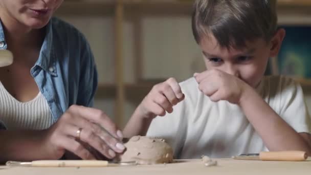 Mother and son plays with clay at home — Stock Video
