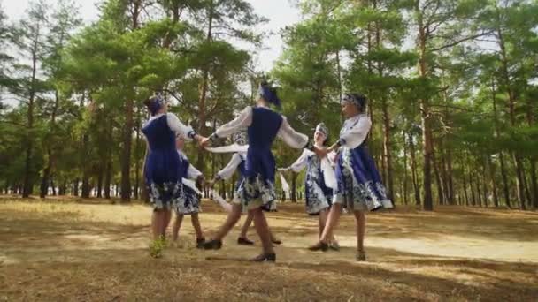 Sechs junge Frauen in russischen Trachten tanzen im Sommerwald — Stockvideo
