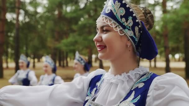 Close up de seis jovens mulheres bonitas estão dançando dança tradicional russa na floresta de verão — Vídeo de Stock