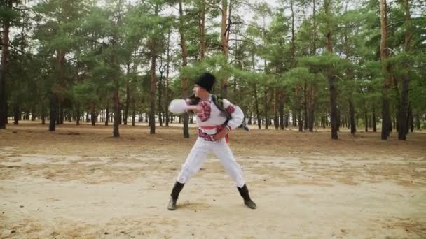 Νεαρός χορεύει ρωσικός παραδοσιακός χορός στο θερινό δάσος — Αρχείο Βίντεο