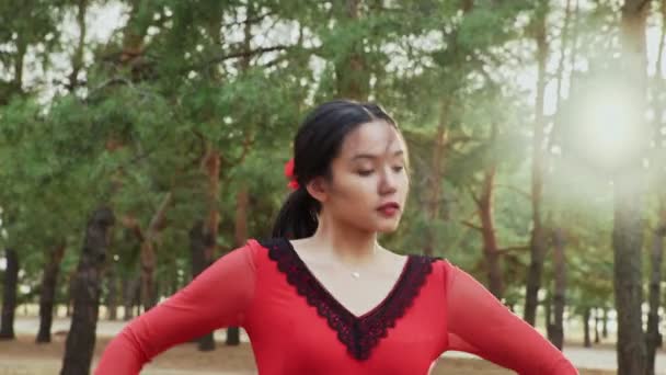 Närbild av ung asiatisk kvinna dansar Traditionell spansk dans i sommarskogen — Stockvideo