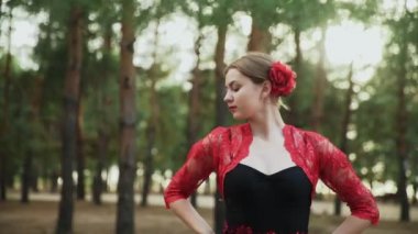 Yaz ormanlarında geleneksel İspanyol dansı yapan genç bayanlardan oluşan bir grup.