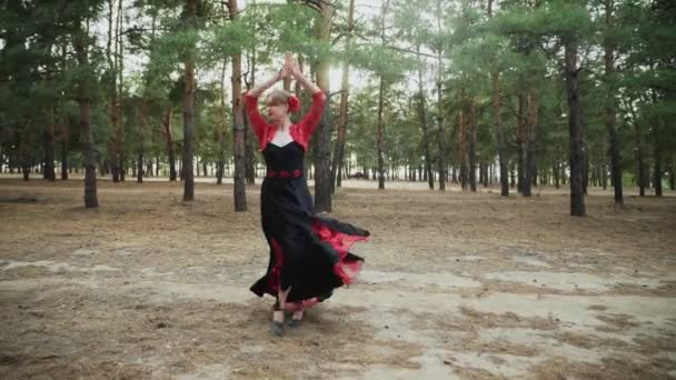 Graceful giovane donna stanno ballando tradizionale danza spagnola nella foresta estiva — Video Stock