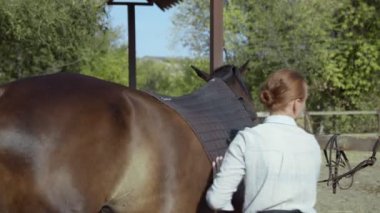 Genç bayan binici ata biner gibi bindi.