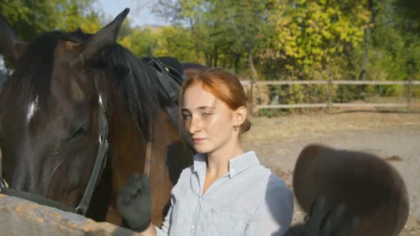 Mulher piloto em roupas de equitação tira o capacete e olha para a câmera — Vídeo de Stock