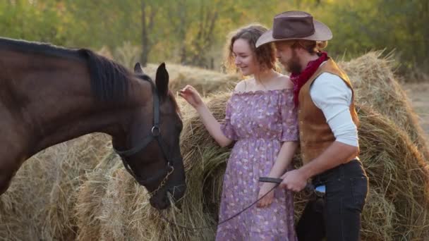 Beau cow-boy montre son cheval à belle femme — Video