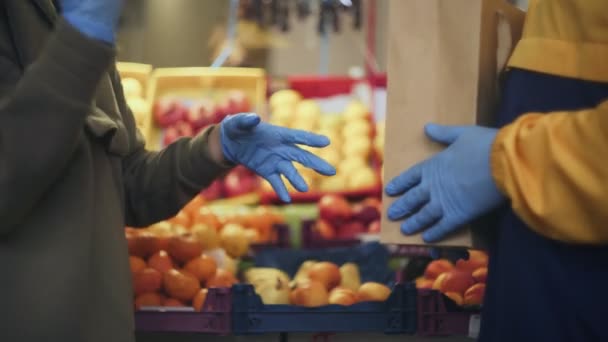 Close-up van jong paar in blauw handschoenen ruziën op de markt — Stockvideo