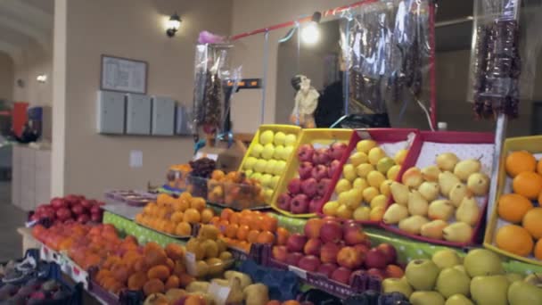 Mujer con abrigo amarillo toma una bolsa de cuerdas del vendedor en el mercado — Vídeo de stock