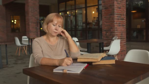 Senhora professora trabalha no café — Vídeo de Stock