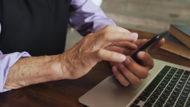 Close up of old male hands uses phone — Stock Video