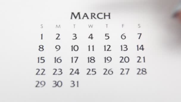 Giorno di cerchio di mano femminile in data di calendario con un marcatore rosso. Business Nozioni di base Wall Calendar Planner e organizzatore. 1 MARZO — Video Stock