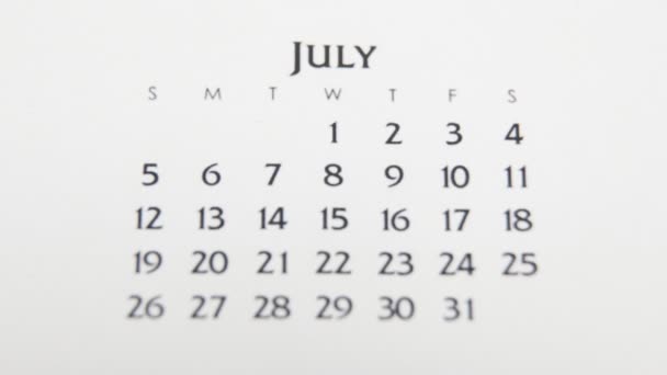 Kvinnlig hand cirkel dag i kalenderdatum med en röd markör. Business Basics Wall Calendar Planerare och arrangör. Den 1 juli — Stockvideo