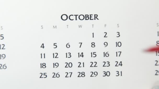 Giorno di cerchio di mano femminile in data di calendario con un marcatore rosso. Business Nozioni di base Wall Calendar Planner e organizzatore. 1 ottobre — Video Stock