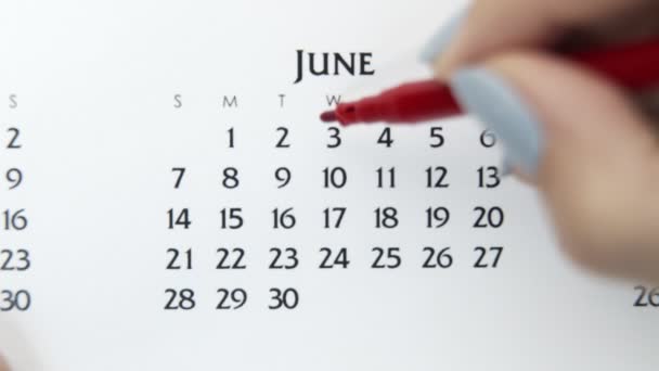 Giorno di cerchio di mano femminile in data di calendario con un marcatore rosso. Business Nozioni di base Wall Calendar Planner e organizzatore. 3 giugno — Video Stock