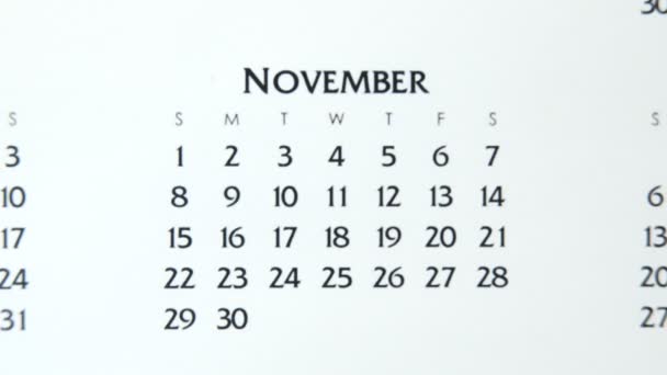 Kvinnlig hand cirkel dag i kalenderdatum med en röd markör. Business Basics Wall Calendar Planerare och arrangör. 5 november — Stockvideo