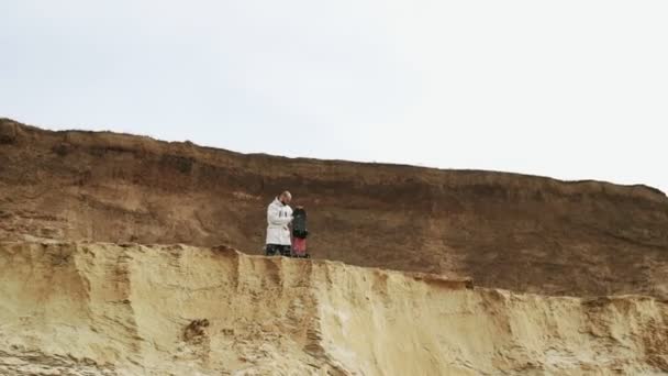 Νεαρός που ποζάρει με άμμο σε έρημο ή λατομείο άμμου — Αρχείο Βίντεο