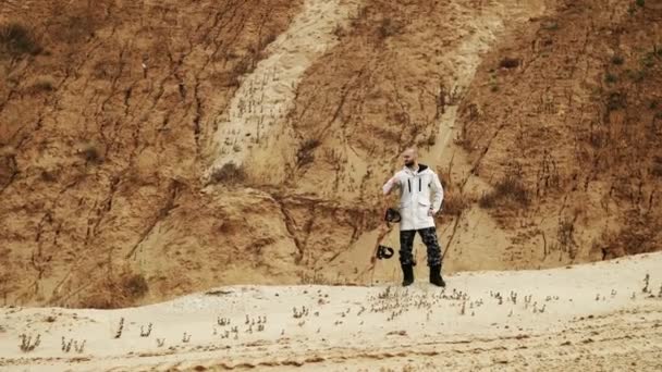 Όμορφος φαλακρός γενειοφόρος που ποζάρει με σανίδες στην έρημο ή στην άμμο — Αρχείο Βίντεο