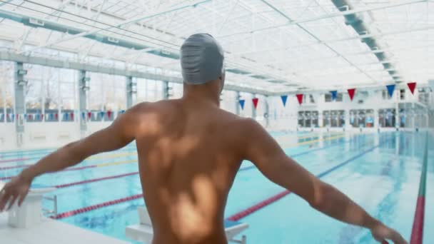 Vista trasera del atleta nadador estirando el cuerpo antes de nadar — Vídeos de Stock