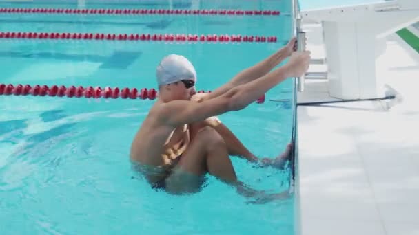 Nadador profissional empurra e flutua na piscina — Vídeo de Stock