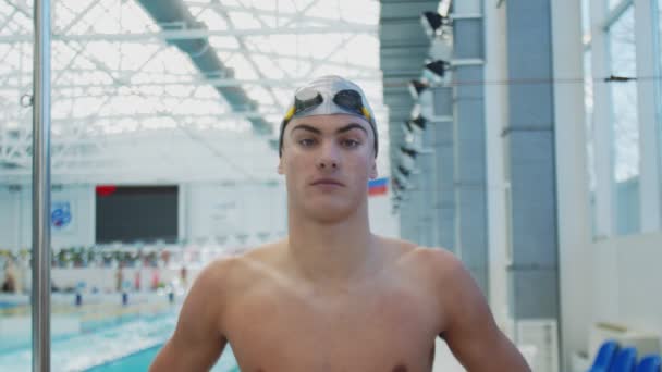 Guapo atleta nadador mira a la cámara — Vídeos de Stock