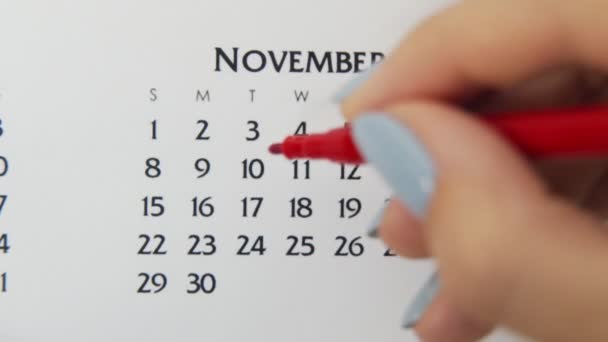 Giorno di cerchio di mano femminile in data di calendario con un marcatore rosso. Business Nozioni di base Wall Calendar Planner e organizzatore. 10 novembre — Video Stock