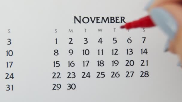 Kvinnlig hand cirkel dag i kalenderdatum med en röd markör. Business Basics Wall Calendar Planerare och arrangör. 12 november. — Stockvideo