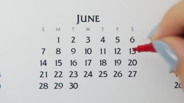 Giorno di cerchio di mano femminile in data di calendario con un marcatore rosso. Business Nozioni di base Wall Calendar Planner e organizzatore. 13 giugno — Video Stock