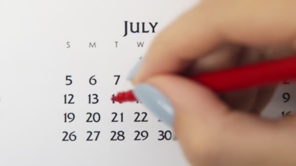 Kvinnlig hand cirkel dag i kalenderdatum med en röd markör. Business Basics Wall Calendar Planerare och arrangör. 14 juli. — Stockvideo