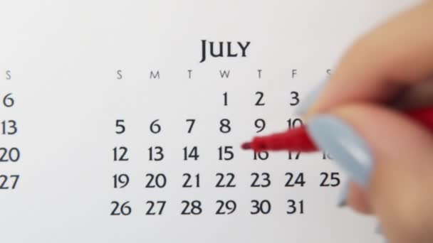 Kobiecy dzień kółka w dniu kalendarzowym z czerwonym markerem. Podstawy biznesu Kalendarz ścienny Planer i Organizator. 15 lipca. — Wideo stockowe
