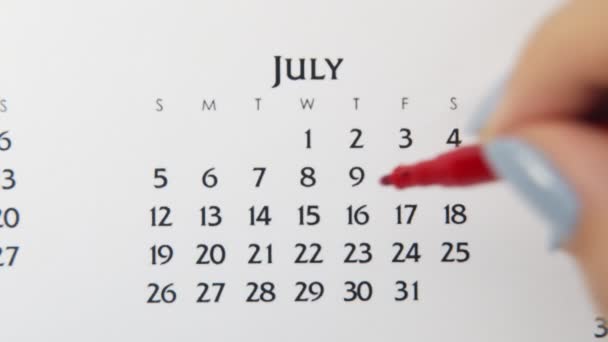Femme cercle de main jour dans la date du calendrier avec un marqueur rouge. Business Basics Planificateur et organisateur de calendrier mural. 16 juillet — Video