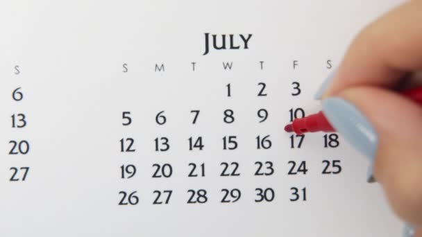 Giorno di cerchio di mano femminile in data di calendario con un marcatore rosso. Business Nozioni di base Wall Calendar Planner e organizzatore. 17 luglio — Video Stock