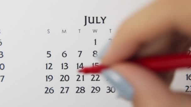 Día de círculo de la mano femenina en la fecha del calendario con un marcador rojo. Conceptos básicos de negocio Wall Calendar Planner and Organizer. 19 de julio — Vídeos de Stock