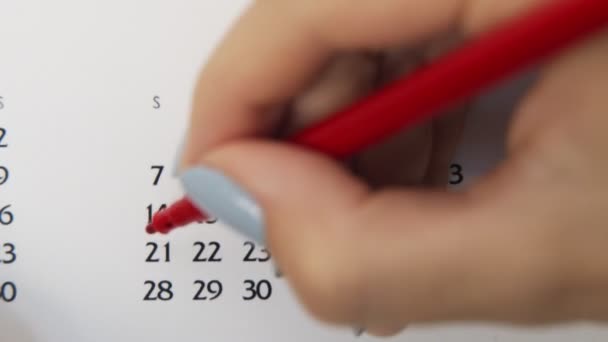 Día de círculo de la mano femenina en la fecha del calendario con un marcador rojo. Conceptos básicos de negocio Wall Calendar Planner and Organizer. 21 de junio — Vídeos de Stock