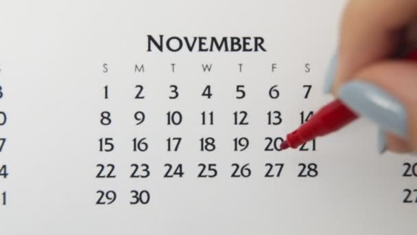 Día de círculo de la mano femenina en la fecha del calendario con un marcador rojo. Conceptos básicos de negocio Wall Calendar Planner and Organizer. 27 de noviembre — Vídeos de Stock