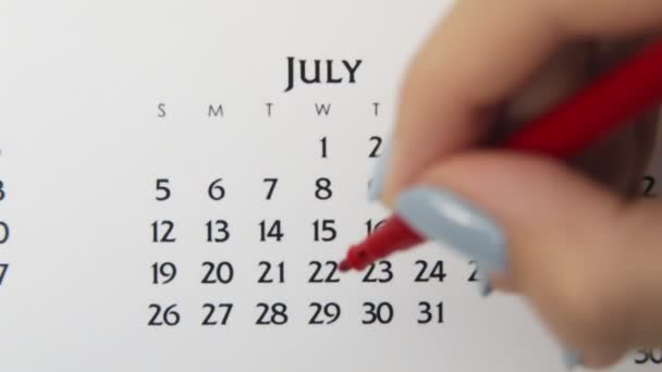 Día de círculo de la mano femenina en la fecha del calendario con un marcador rojo. Conceptos básicos de negocio Wall Calendar Planner and Organizer. 29 de julio — Vídeos de Stock