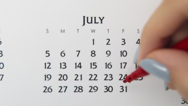 Giorno di cerchio di mano femminile in data di calendario con un marcatore rosso. Business Nozioni di base Wall Calendar Planner e organizzatore. 31 luglio — Video Stock