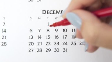 Takvimde kırmızı kalemli bir kadın el çemberi günü. İş Temel Duvar Takvimi Planlayıcı ve Düzenleyici. 7 Aralık