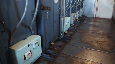 Yüksek voltajlı bir santralde elektrik transformatörlerinin çalışmasının içinde.