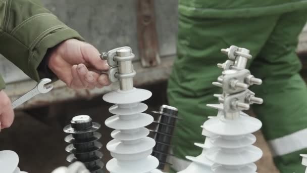 Elektrikçi elektrik direklerine elektrik kabloları kurup onarıyor — Stok video