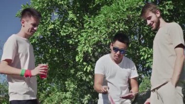 Genç arkadaşlar ızgarada pastırma pişiriyor. Arkadaşlar hafta sonu kamp yapıyor..