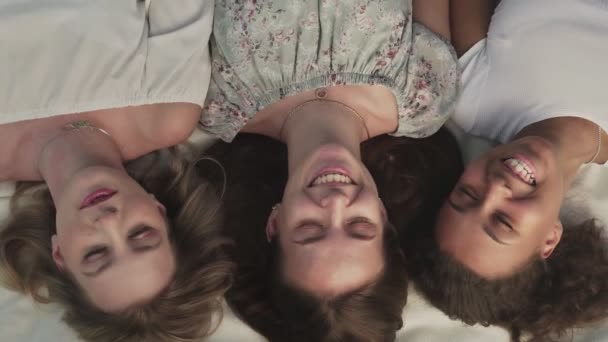 Κάτοψη τριών γυναικών ξαπλώνει σε κουβέρτα και γελάει στο καλοκαιρινό πάρκο — Αρχείο Βίντεο