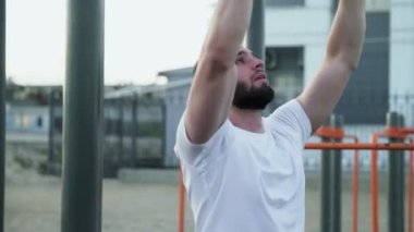 Genç kaslı adamın lastik bandı dışarı çekişini yakından takip edin..