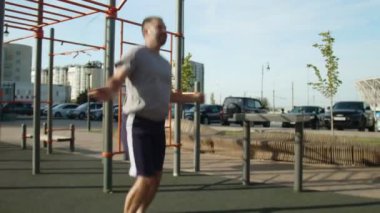 Kıdemli sporcu atlama halatıyla dışarıda egzersiz yapıyor.