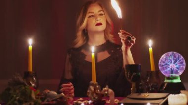 Sihirli bir kuaförde bir falcı tütsü yakar ve paranormal ayinler için elini hareket ettirir.
