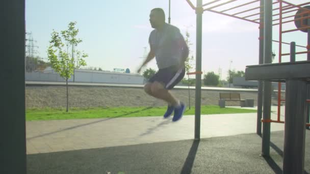 Hombre deportivo senior haciendo ejercicio con cuerda de salto al aire libre. Entrenamiento — Vídeos de Stock