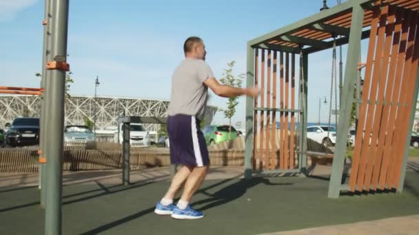 Senior sportowy mężczyzna ćwiczenia z skakanką zewnątrz — Wideo stockowe