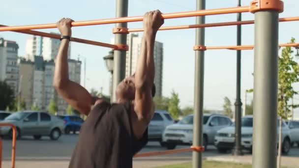 非洲男子在室外水平锻炼时倒握拉力的特写镜头 — 图库视频影像