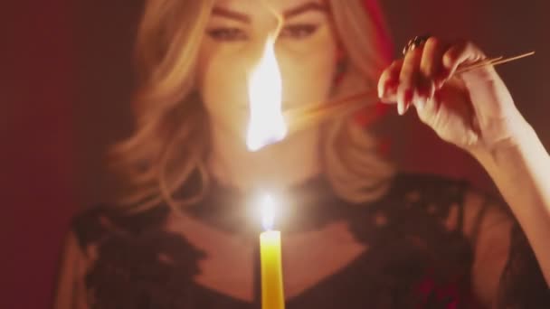 Крупним планом жіночий ставок запалює чарівне ладан для паранормального ритуалу — стокове відео